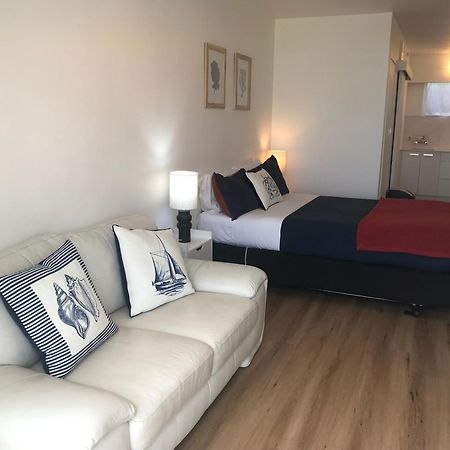 קופרס ביץ' San Marino Motor Lodge Absolute Beachfront מראה חיצוני תמונה